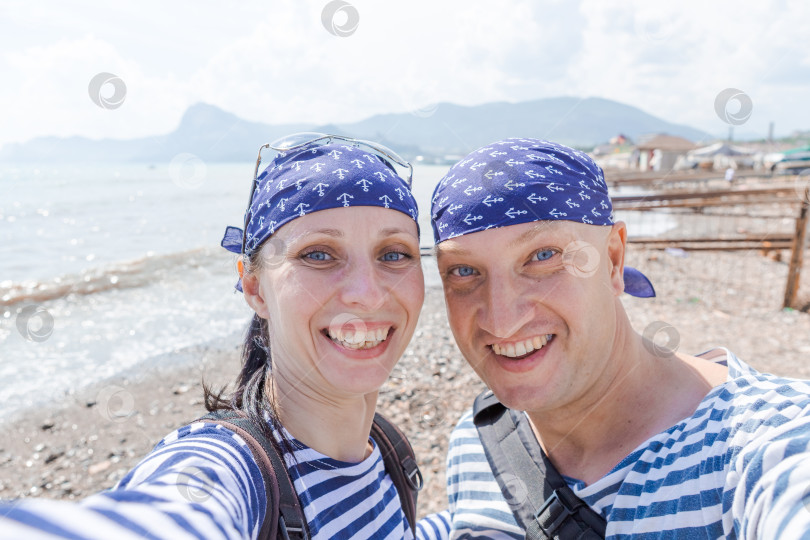 Скачать Мужчина и женщина улыбаются в камеру фотосток Ozero