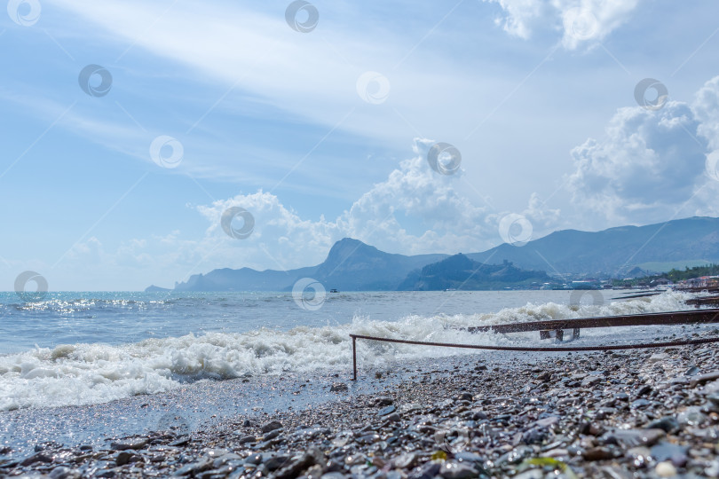 Скачать Пляж с большим водоемом и скалистым берегом фотосток Ozero