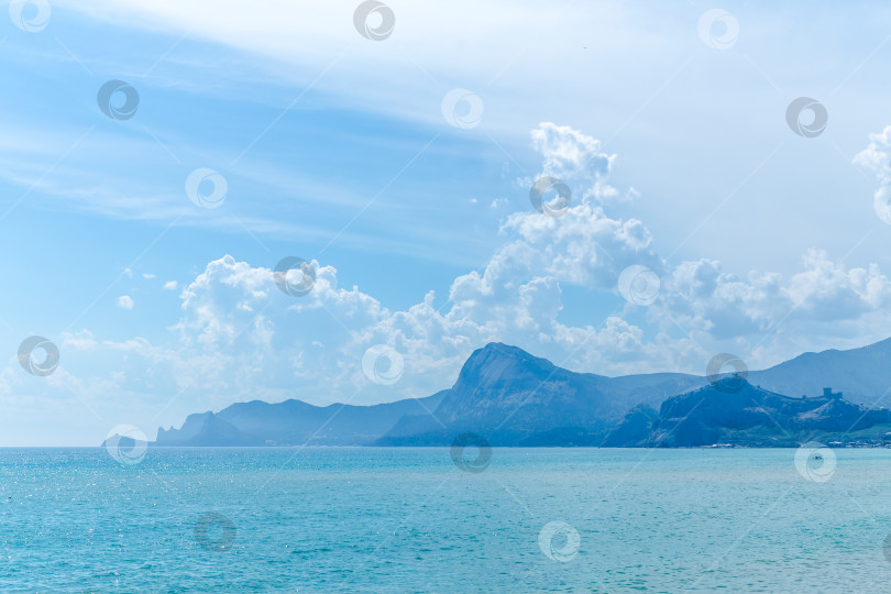 Скачать Красивый голубой океан с горой на заднем плане фотосток Ozero