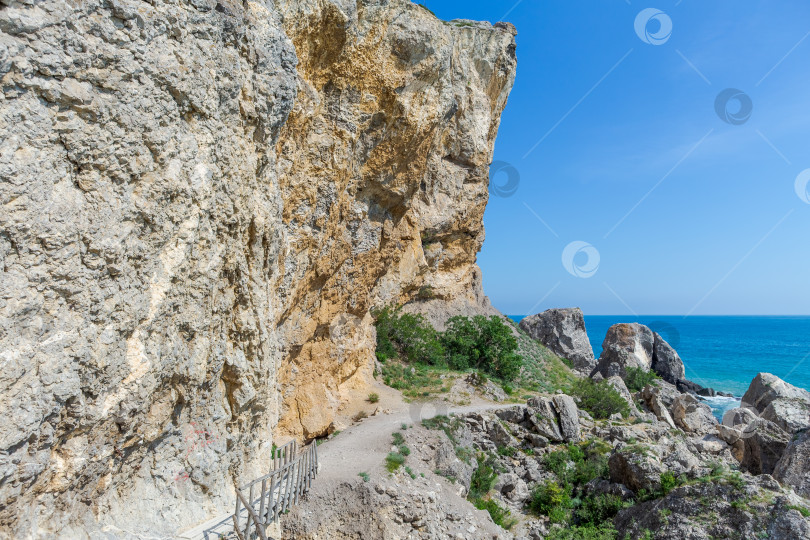 Скачать Скалистый утес с тропинкой, ведущей к океану фотосток Ozero
