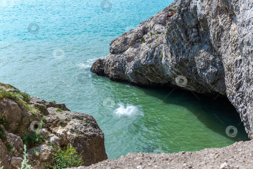 Скачать Водоем с каменной стеной сбоку фотосток Ozero