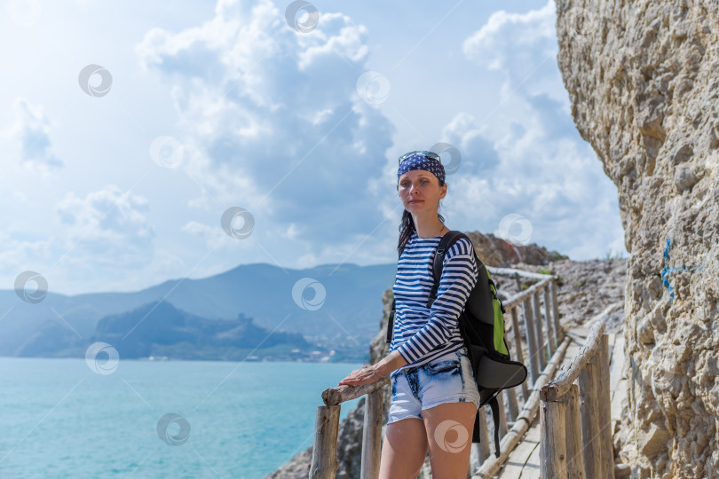 Скачать Женщина в полосатой рубашке фотосток Ozero