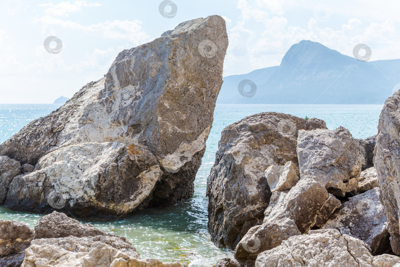 Скачать Большой камень лежит в воде фотосток Ozero