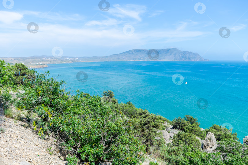 Скачать Прекрасный голубой океан с зеленым склоном холма фотосток Ozero