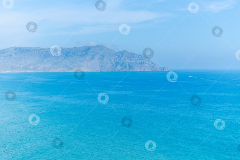 Скачать Гора находится на фоне голубого океана фотосток Ozero