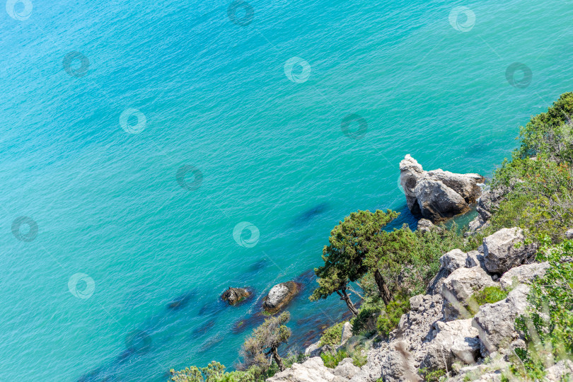 Скачать Скалистая береговая линия с водоемом на заднем плане фотосток Ozero