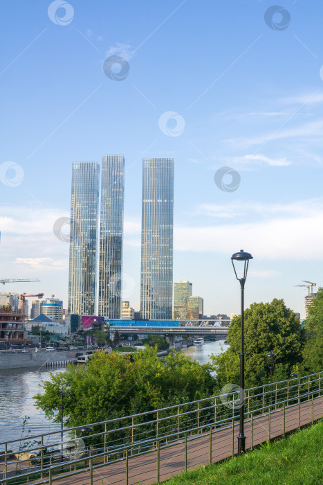 Скачать Городской пейзаж Москвы с небоскребами, вид с набережной Тараса Шевченко фотосток Ozero