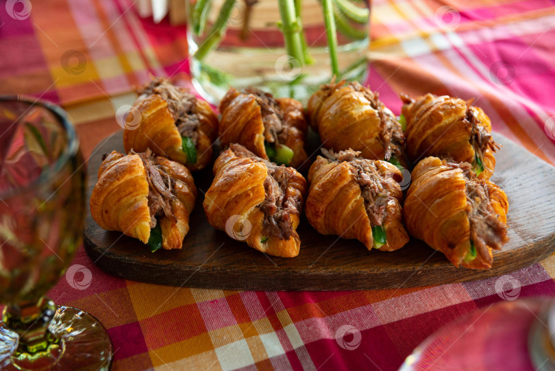 Скачать Вкусные кусочки круассанов для посиделок фотосток Ozero