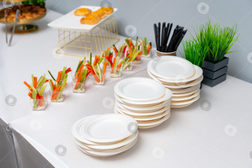 Скачать Элегантный фуршетный стол с закусками фотосток Ozero