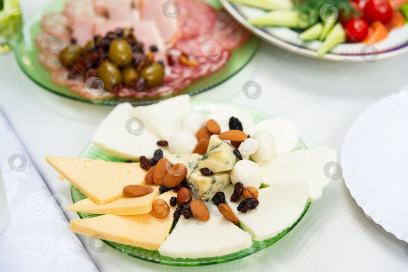 Скачать Сырное ассорти с орехами и оливками фотосток Ozero