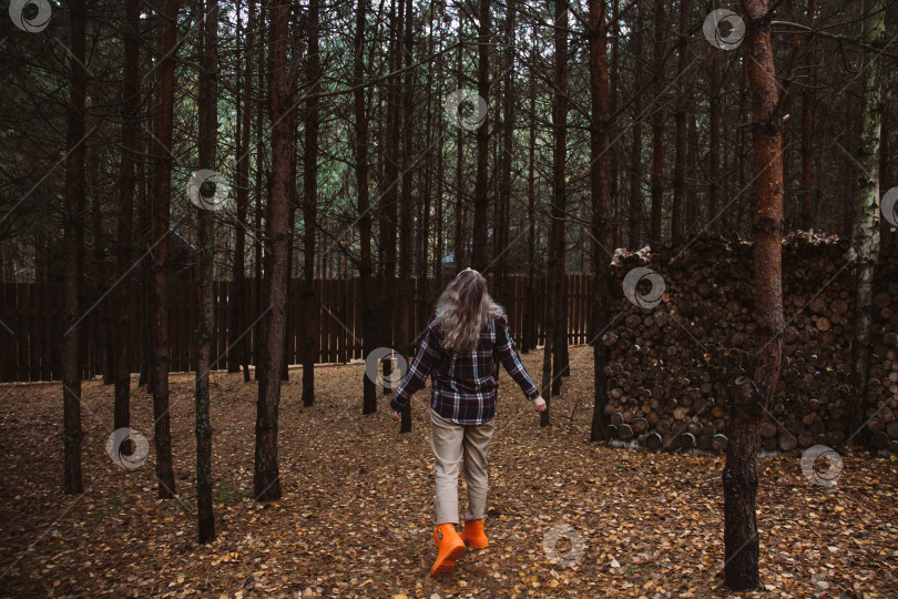 Скачать девушка наслаждается уединенным отдыхом в осеннем лесу фотосток Ozero