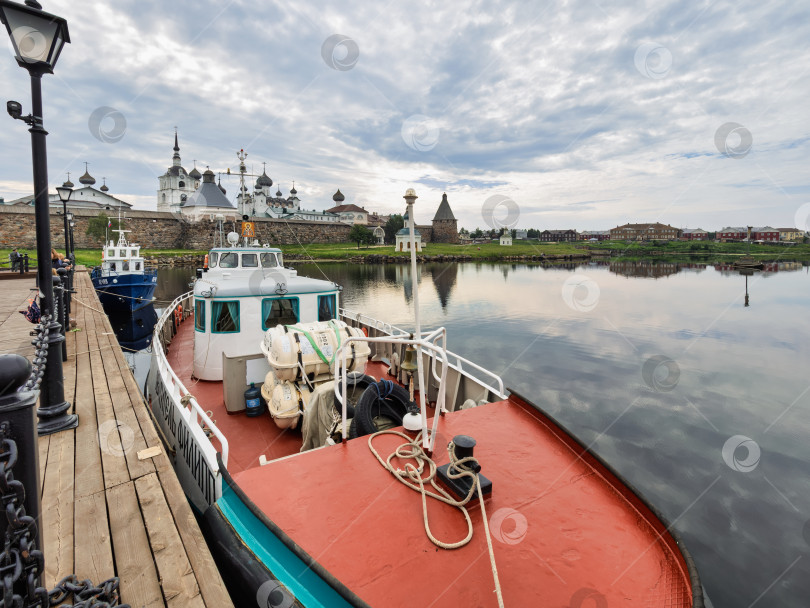Скачать Морское судно «Святитель Филипп» у причала Соловецкого монастыря фотосток Ozero