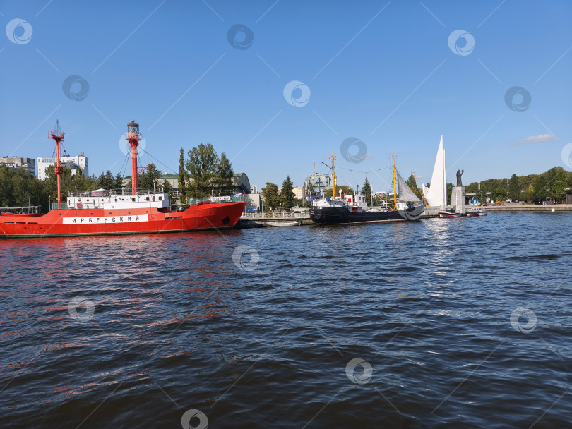 Скачать Калининград, Россия - 15 августа 2025 года Вид на набережную рядом с Музеем Мирового океана фотосток Ozero
