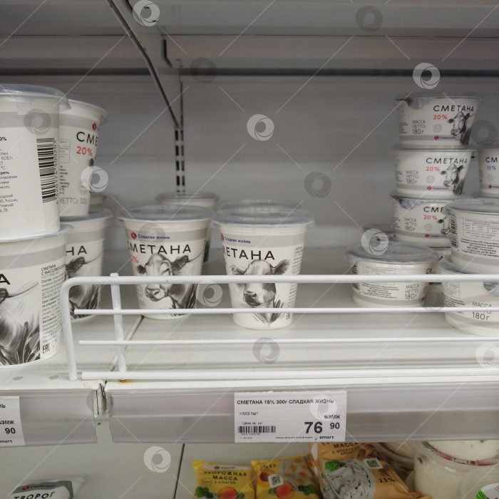 Скачать Отдел сметаны в магазине "Smart". фотосток Ozero