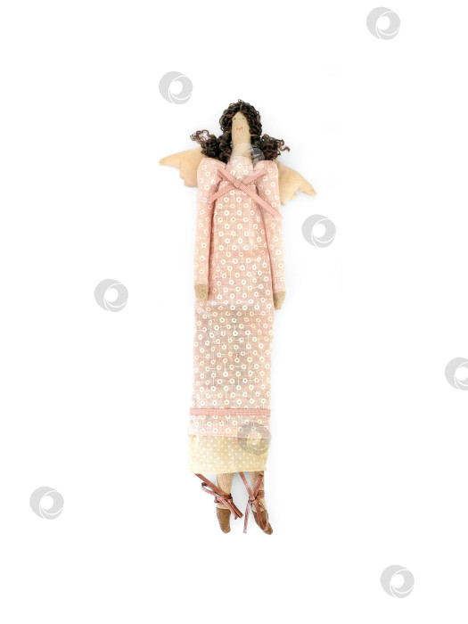 Скачать Текстильная игрушка ручной работы "Ангелочек", выделенная на белом фоне фотосток Ozero