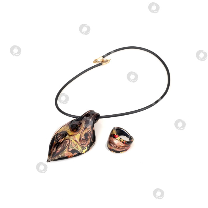 Скачать Украшения из муранского стекла, выделенные на белом фоне фотосток Ozero