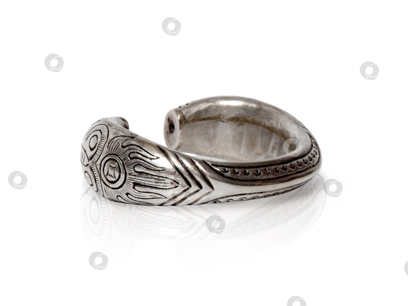 Скачать Берберский серебряный браслет, выделяющийся на белом фоне фотосток Ozero