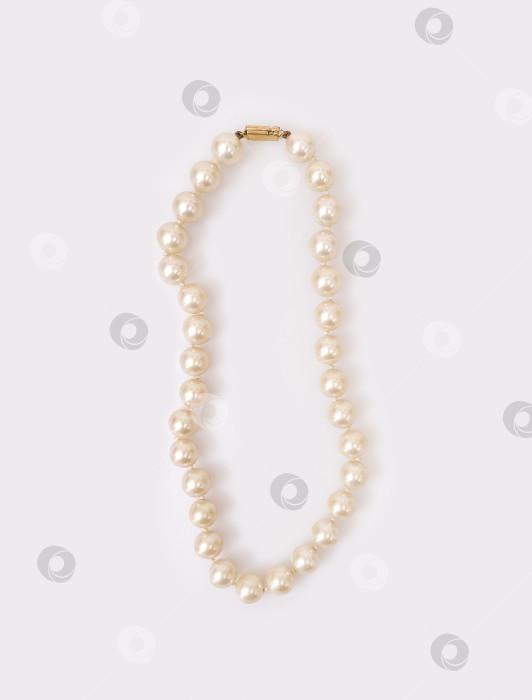 Скачать Драгоценное жемчужное ожерелье, выделенное на белом фоне фотосток Ozero