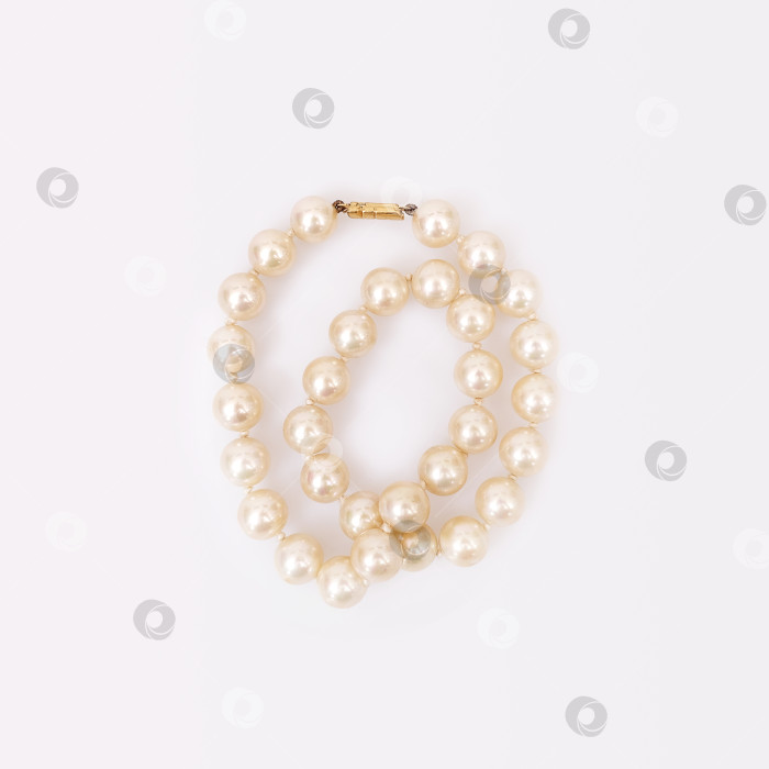 Скачать Драгоценное жемчужное ожерелье, выделенное на белом фоне фотосток Ozero