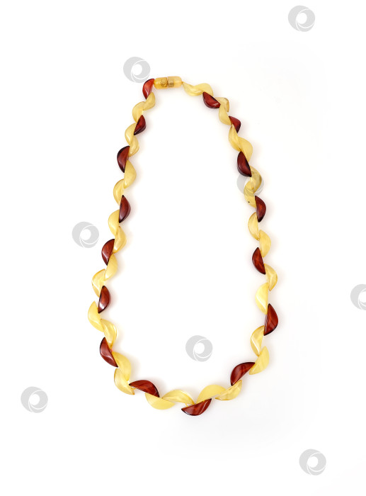 Скачать Янтарное ожерелье, выделяющееся на белом фоне фотосток Ozero