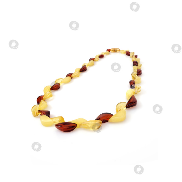 Скачать Янтарное ожерелье, выделяющееся на белом фоне фотосток Ozero