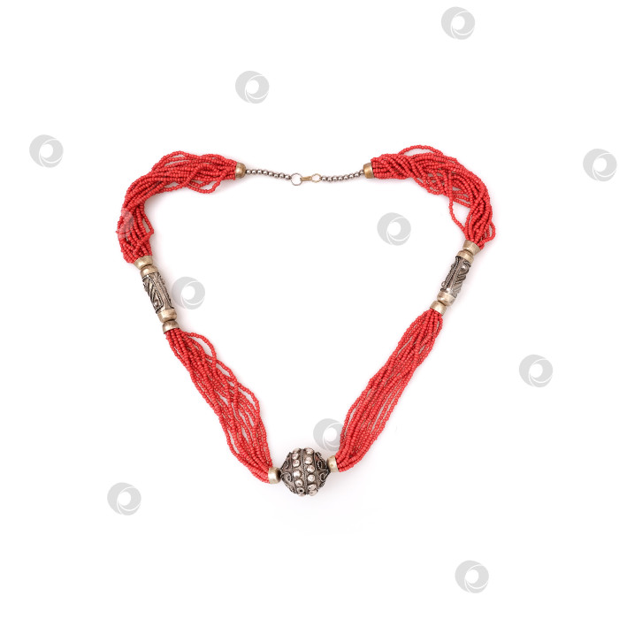 Скачать Этнические коралловые бусы, выделенные на белом фоне фотосток Ozero