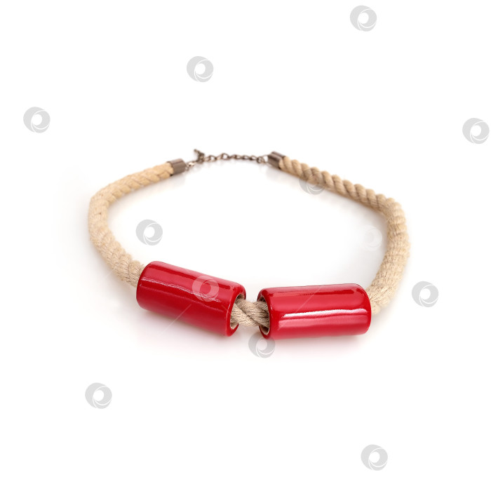 Скачать Ожерелье/ браслет с керамическими бусинами, выделяющимися на белом фоне фотосток Ozero