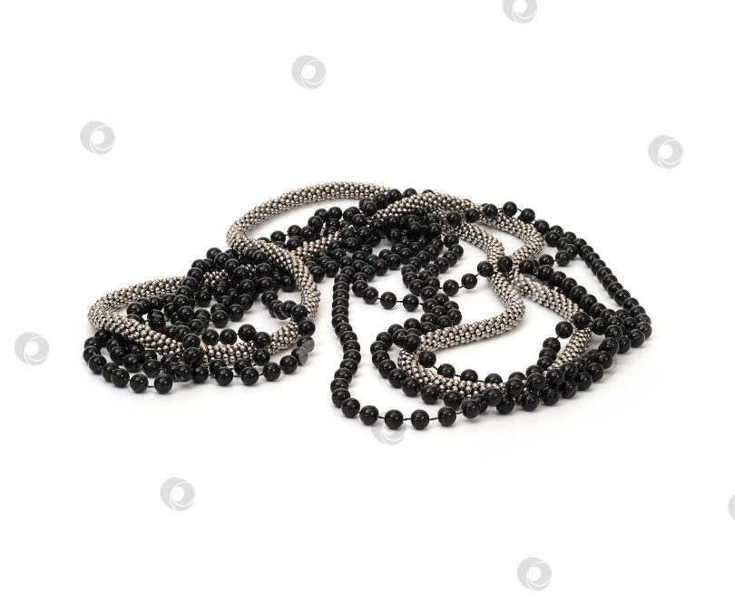 Скачать Ювелирное украшение в виде ожерелья, выделенное на белом фоне фотосток Ozero