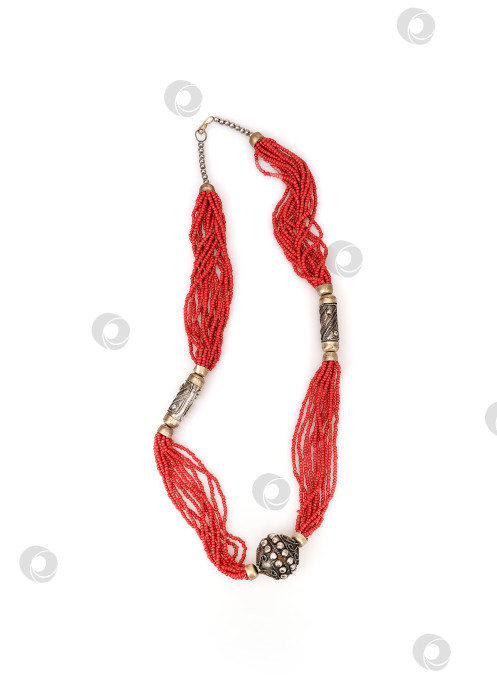 Скачать Этнические коралловые бусы, выделенные на белом фоне фотосток Ozero