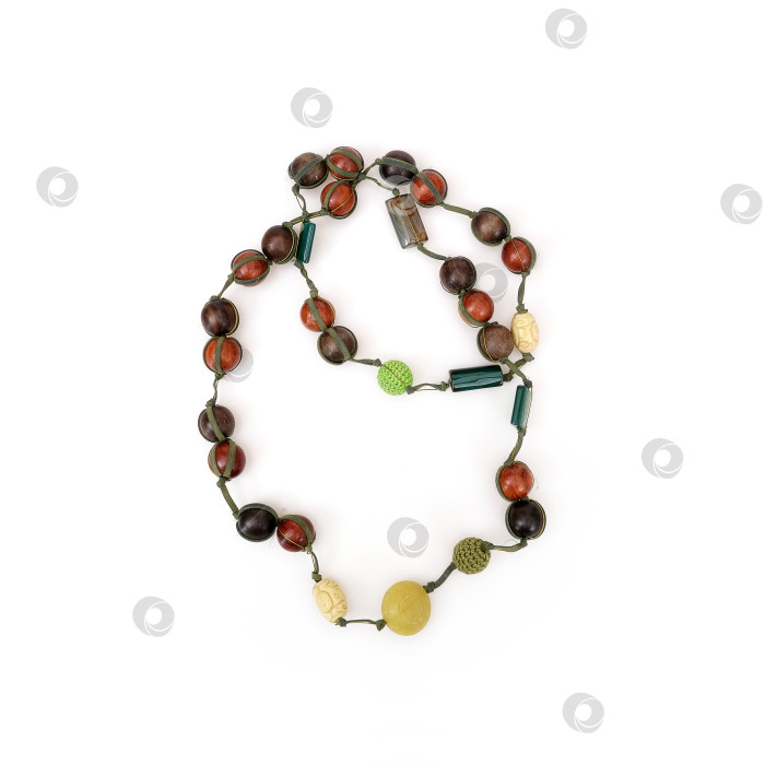 Скачать Этнические деревянные бусины, выделенные на белом фоне фотосток Ozero