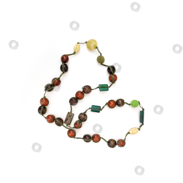 Скачать Этнические деревянные бусины, выделенные на белом фоне фотосток Ozero