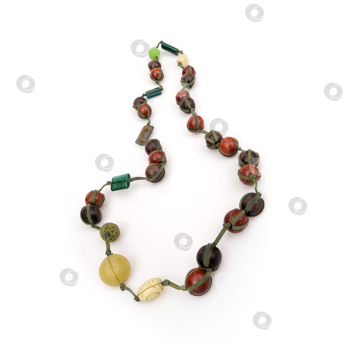 Скачать Этнические деревянные бусины, выделенные на белом фоне фотосток Ozero