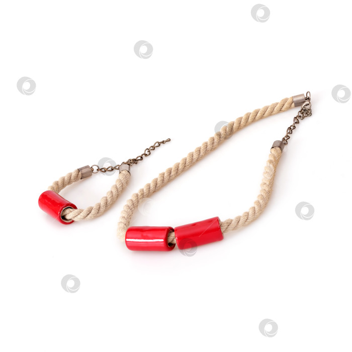 Скачать Ожерелье/ браслет с керамическими бусинами, выделяющимися на белом фоне фотосток Ozero