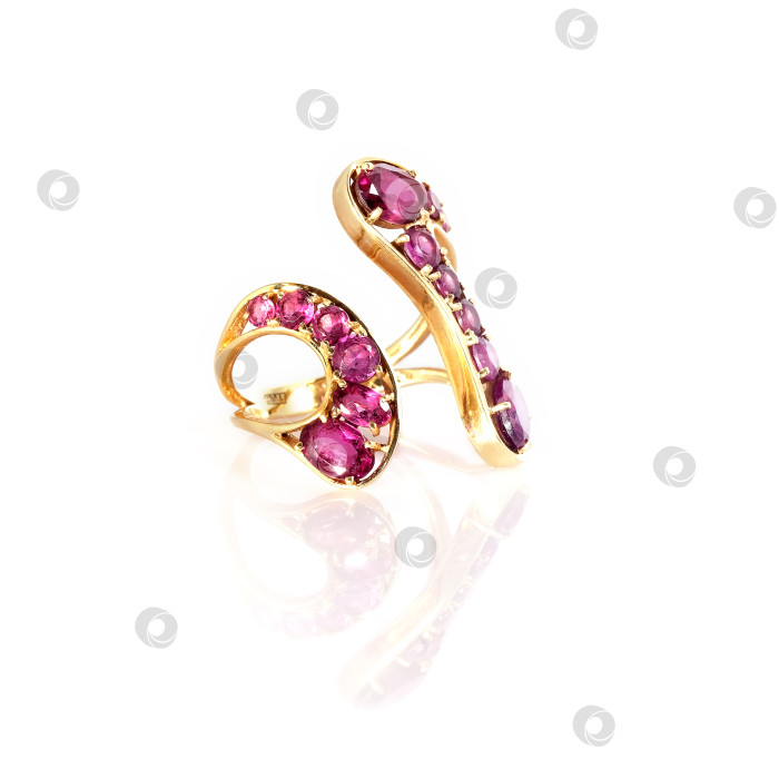 Скачать Золотисто-красное кольцо с драгоценным камнем, выделенное на белом фоне фотосток Ozero