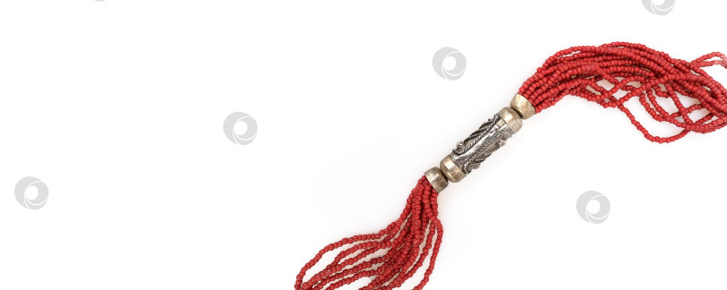 Скачать Этнические коралловые и серебряные бусины на белом фоне фотосток Ozero