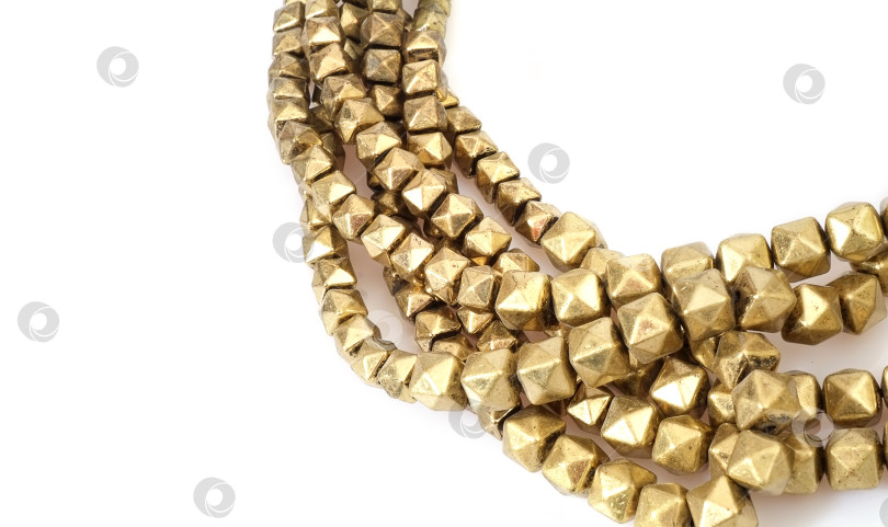 Скачать Золотое ожерелье, выделяющееся на белом фоне фотосток Ozero