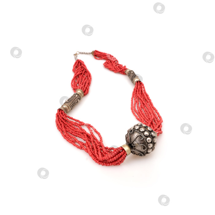 Скачать Этнические коралловые бусы, выделенные на белом фоне фотосток Ozero