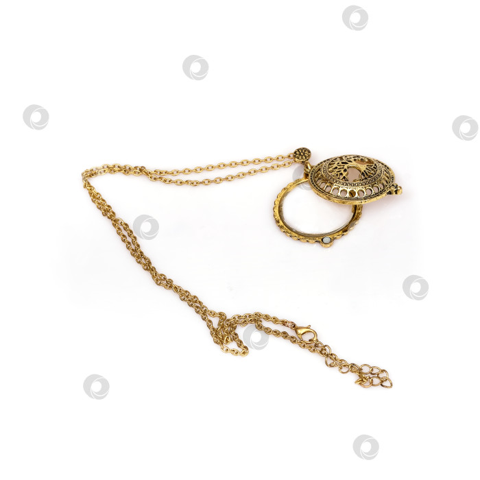 Скачать Золотая подвеска с увеличительным стеклом, выделенная на белом фоне фотосток Ozero