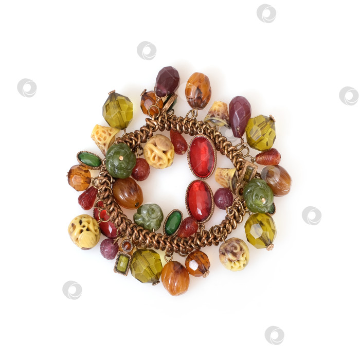 Скачать Золотой браслет с браслетом с драгоценными камнями, выделенными на белом фоне фотосток Ozero