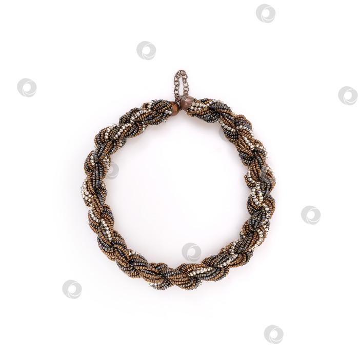 Скачать Рамка-макет: Классический венок из бисера, выделенный на белом фоне фотосток Ozero