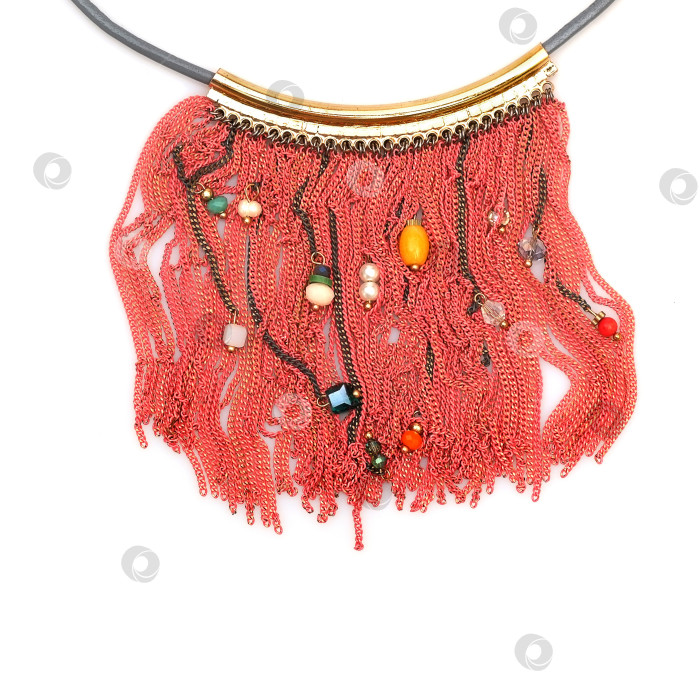 Скачать Оригинальное золотое колье, выделяющееся на белом фоне фотосток Ozero