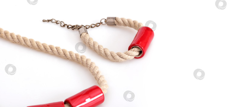 Скачать Ожерелье/ браслет с керамическими бусинами, выделяющимися на белом фоне фотосток Ozero