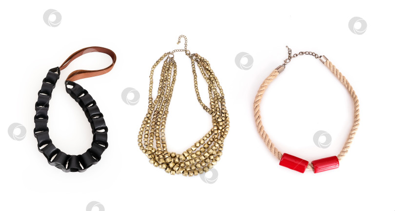 Скачать Набор ожерелий, выделяющихся на белом фоне фотосток Ozero