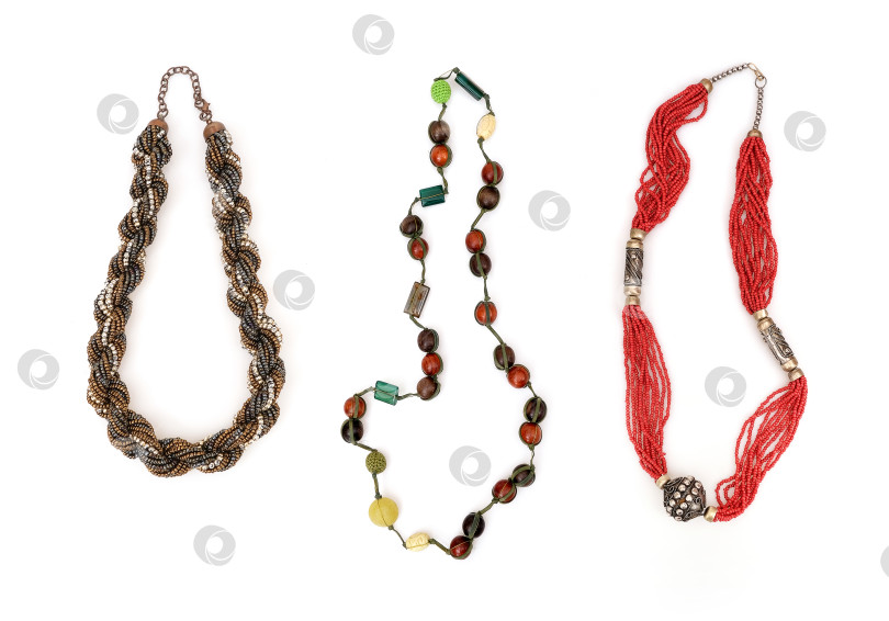 Скачать Этнические деревянные бусины, выделенные на белом фоне фотосток Ozero