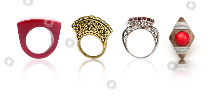 Скачать Набор дизайнерских колец с ювелирными украшениями, выделяющихся на белом фоне фотосток Ozero