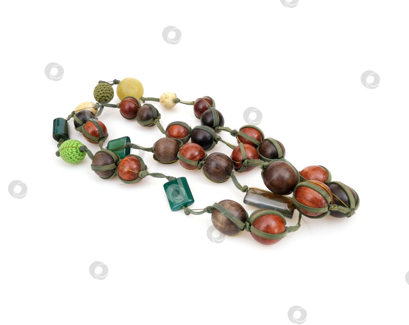 Скачать Этнические деревянные бусины, выделенные на белом фоне фотосток Ozero