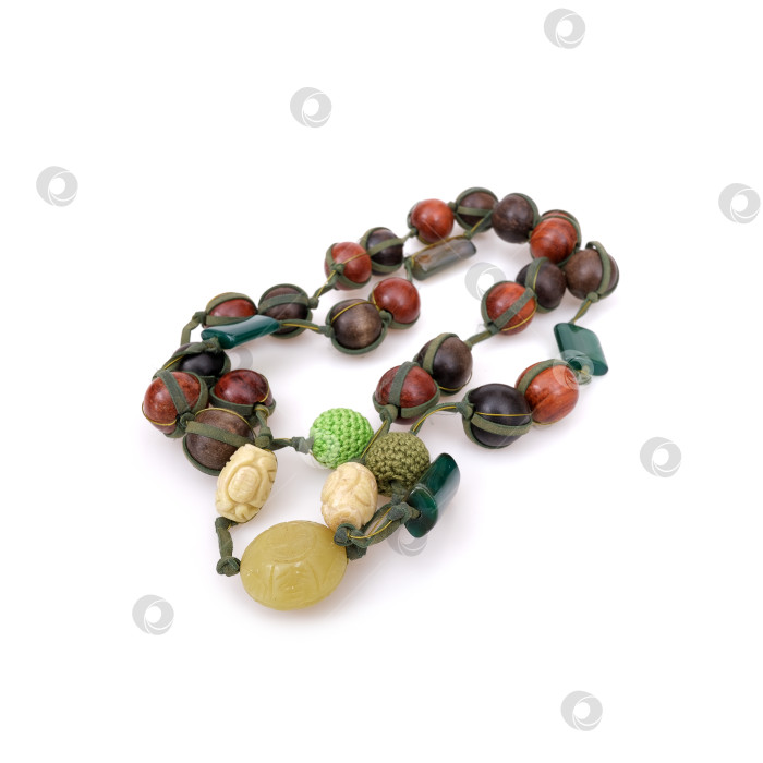 Скачать Этнические деревянные бусины, выделенные на белом фоне фотосток Ozero