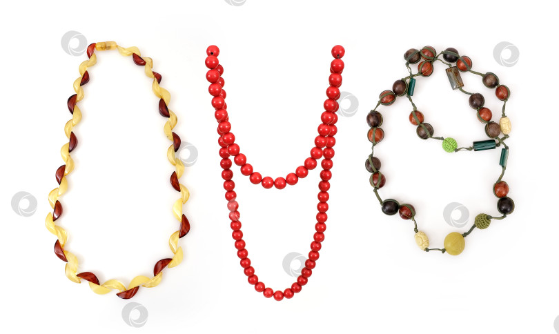 Скачать Набор ожерелий, выделяющихся на белом фоне фотосток Ozero