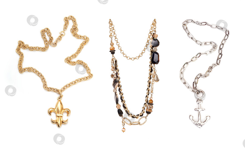 Скачать Набор ожерелий, выделяющихся на белом фоне фотосток Ozero