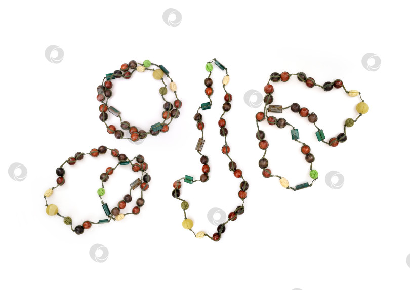 Скачать Этнические деревянные бусины, выделенные на белом фоне фотосток Ozero